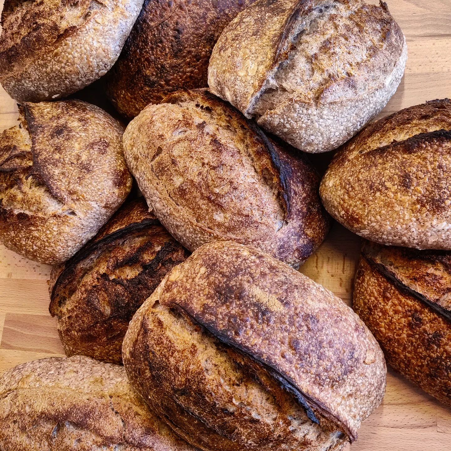 Friskbagte surdejsbrød